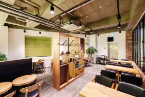 내추럴 인더스트리얼 감성의 트렌디한 카페 인테리어